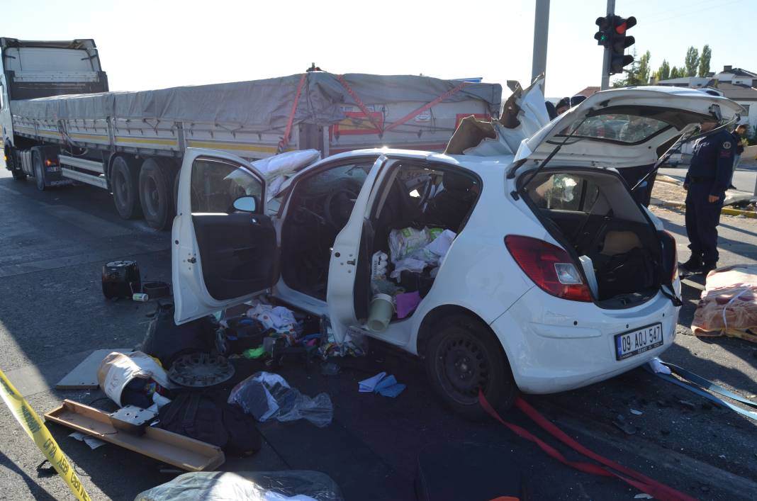 Konya yolunda TIR’a çarpan otomobilde acı son! Anne öldü, oğlu yaralı 7